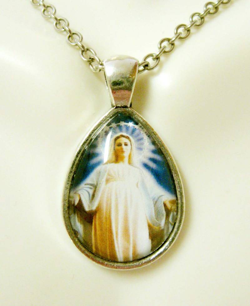 Muttergottes Von Madjugorje Tropfenanhänger Und Kette - Ap02-111 von Gwendysgems