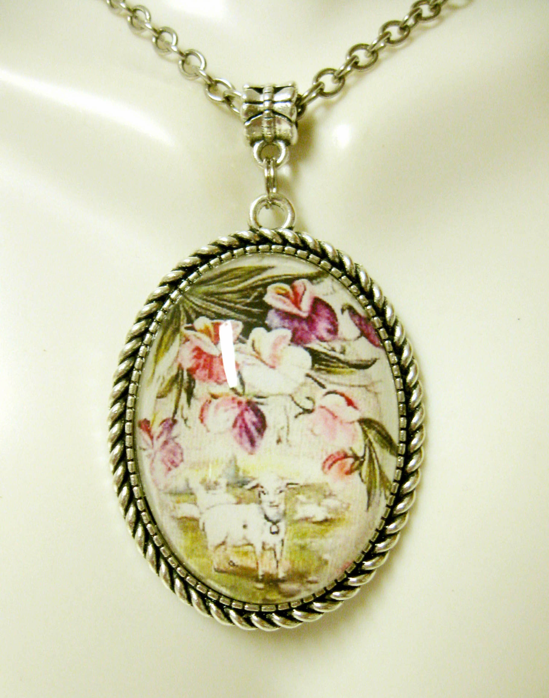 Osterlamm Mit Süßem Erbsenanhänger Und Kette - Ap09-025 von Gwendysgems