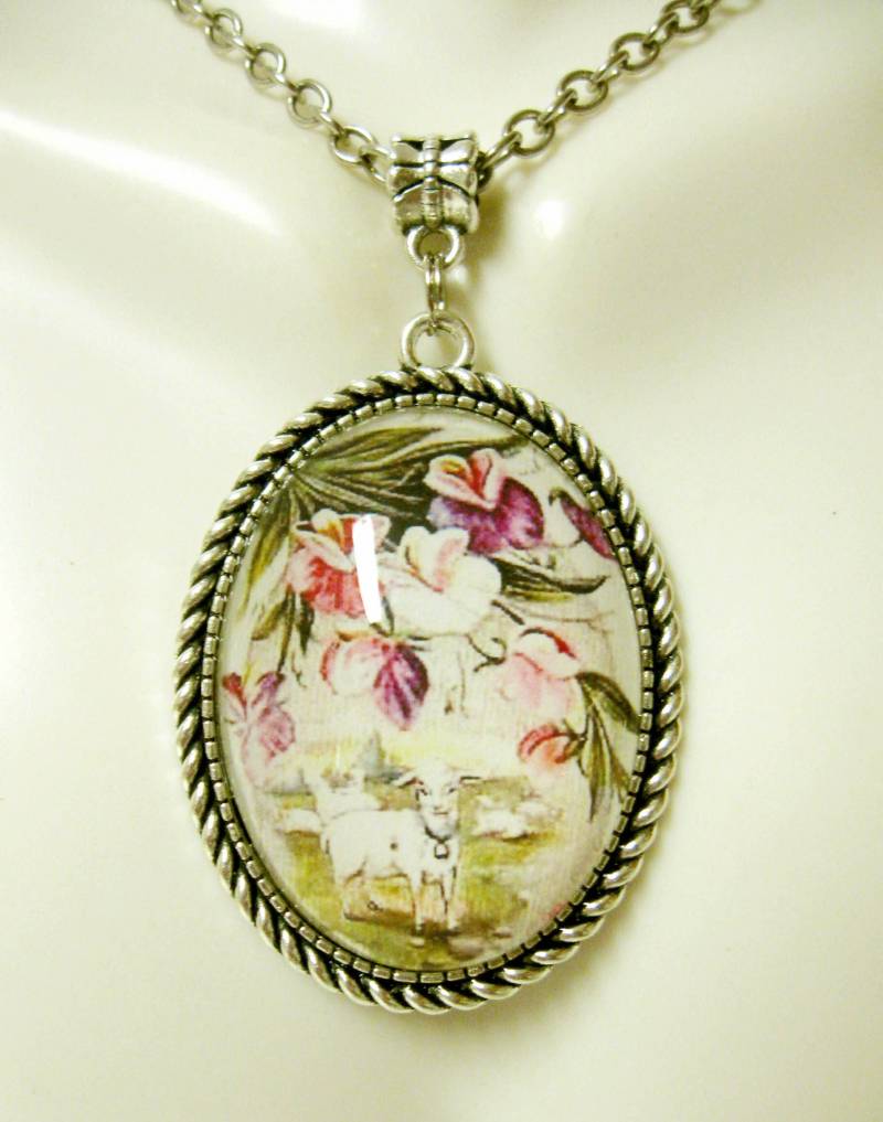 Osterlamm Mit Süßem Erbsenanhänger Und Kette - Ap09-025 von Gwendysgems