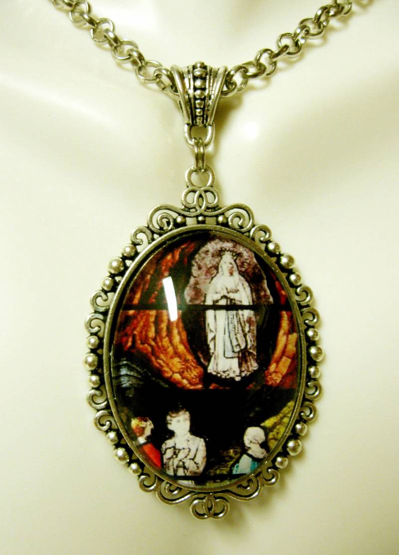 Our Lady Of Fatimas Glasfensteranhänger Und Kette - Ap09-339 von Gwendysgems