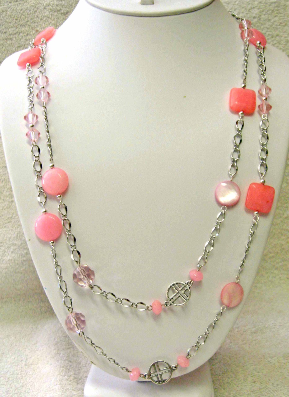 Rosa Jade Kreuz Halskette - J030 von Gwendysgems