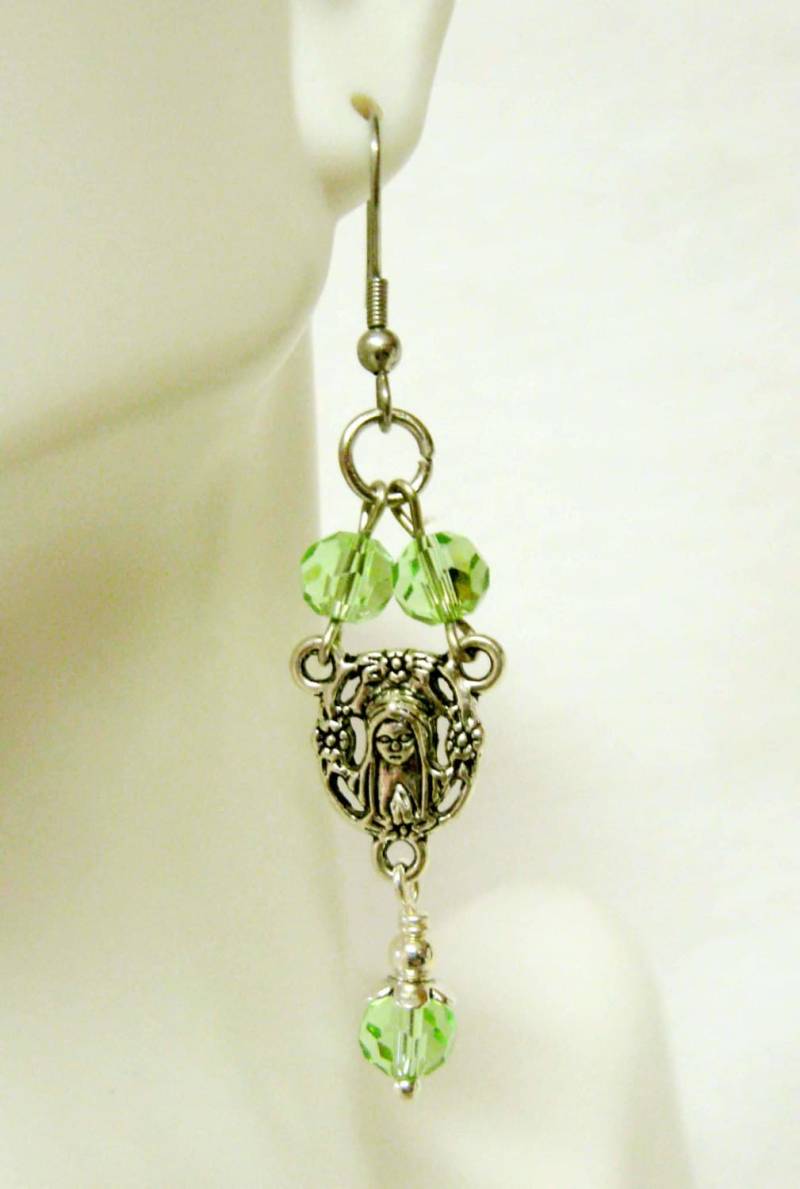 Rosenkranz Zentrum Hellgrüne Kristall Ohrringe - E1030-310 von Gwendysgems