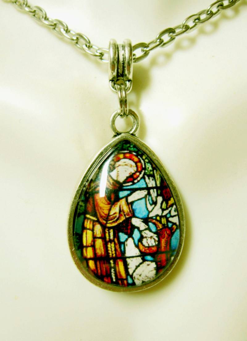 Saint Francis Buntglasfenster Tropfenanhänger Und Kette - Ap02-092 von Gwendysgems