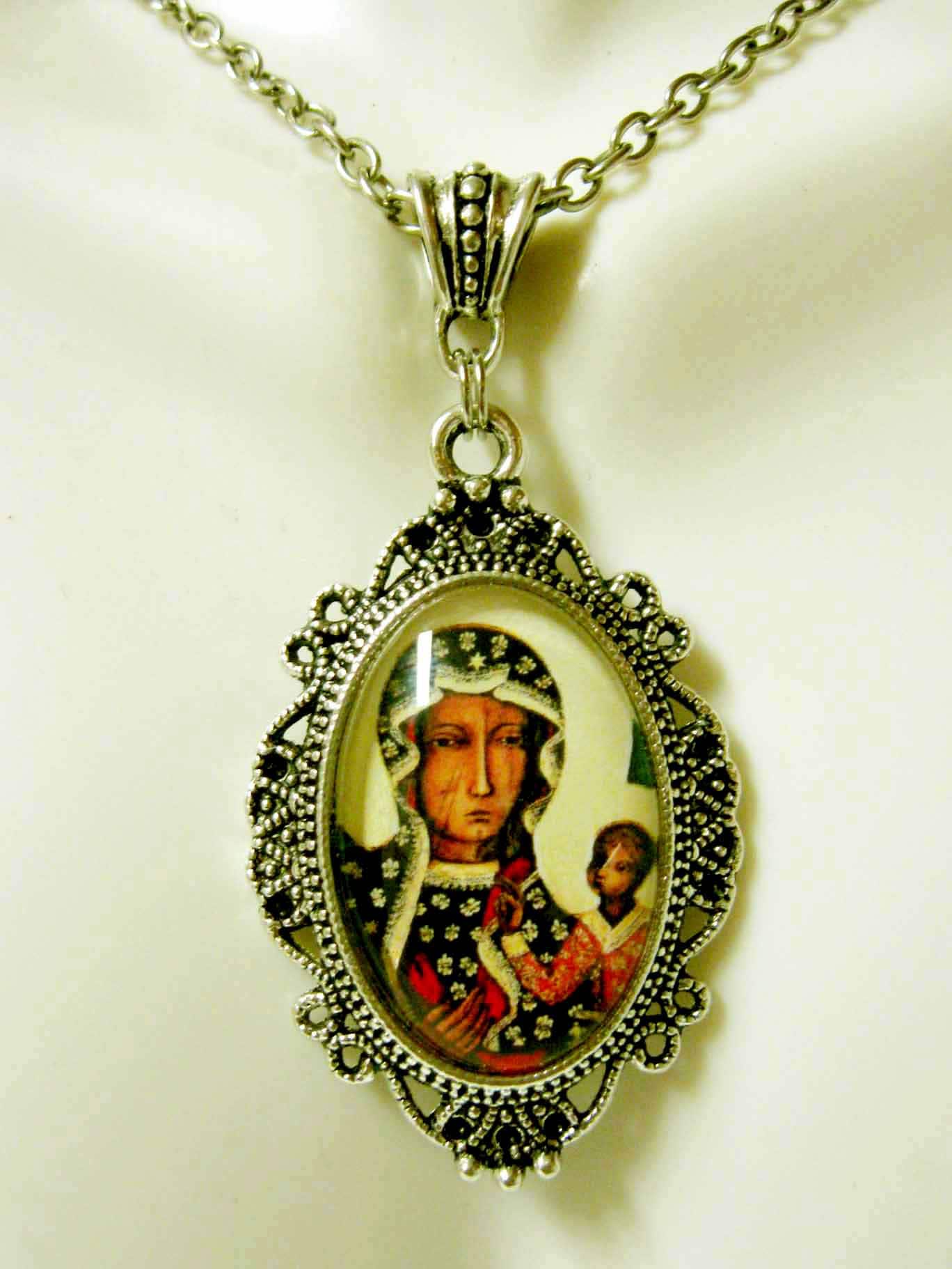 Schwarze Madonna Anhänger Mit Kette - Ap04-199 von Gwendysgems