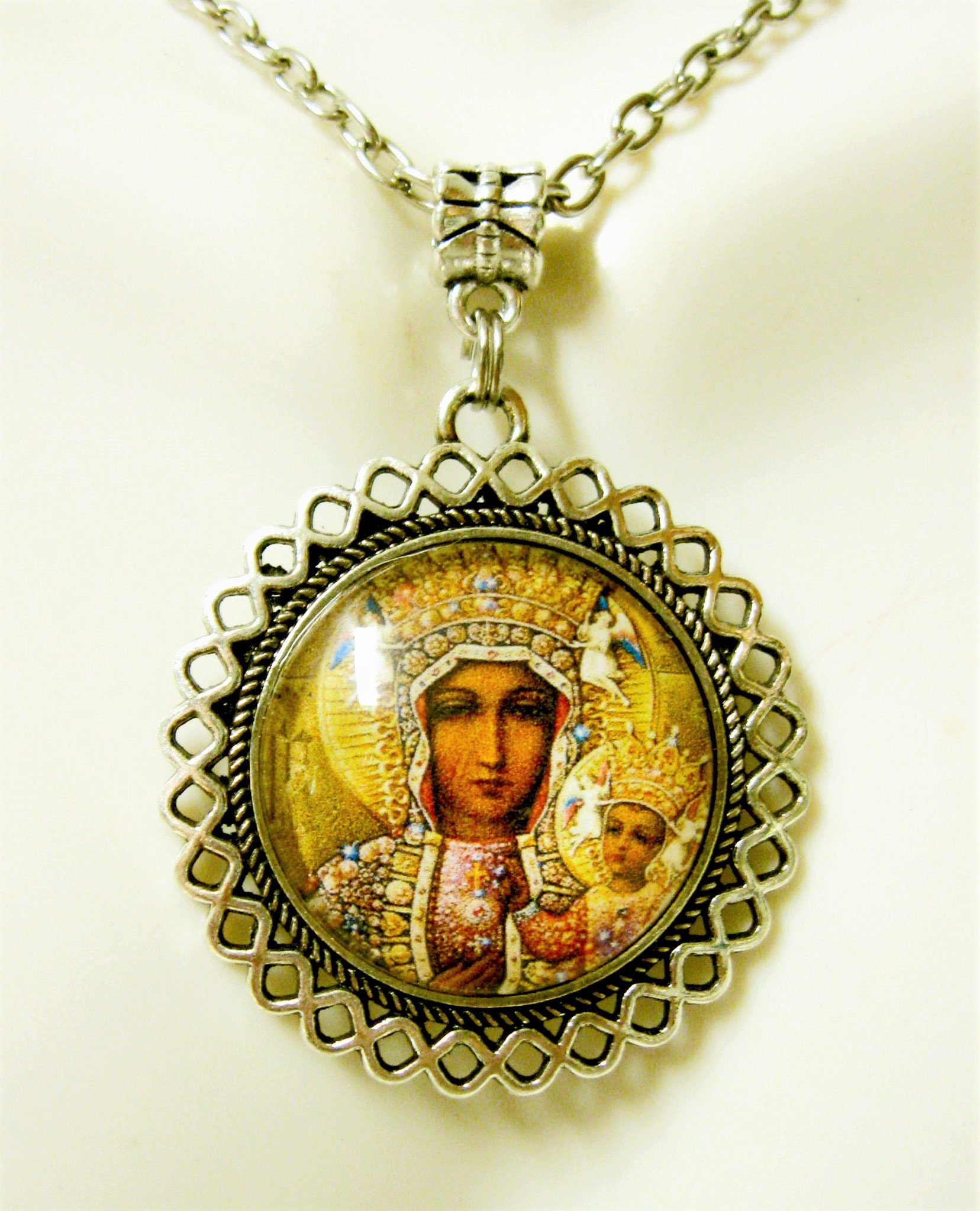 Schwarze Madonna Mit Kind Anhänger Und Kette - Ap05-471 von Gwendysgems