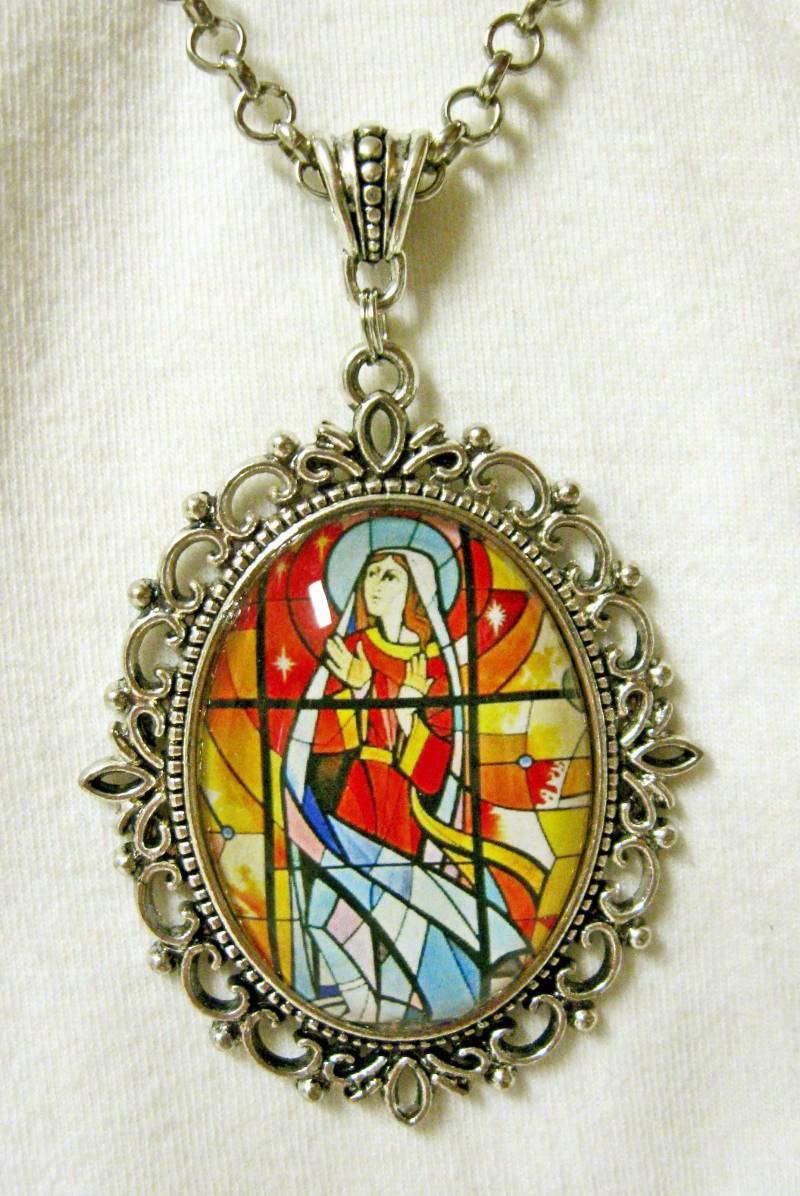 Unsere Liebe Frau Von Der Unbefleckten Empfängnis Glasmalerei-Fensteranhänger Und Kette - Ap09-005 von Gwendysgems