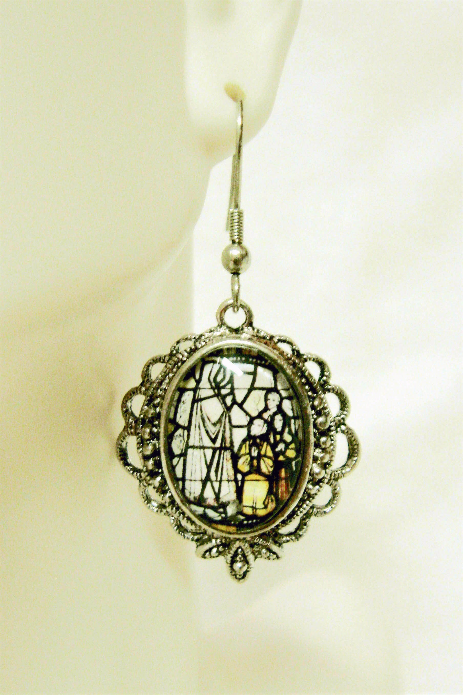 Unsere Liebe Frau Von Fatima Glasfenster Ohrringe - Ap06-148 von Gwendysgems