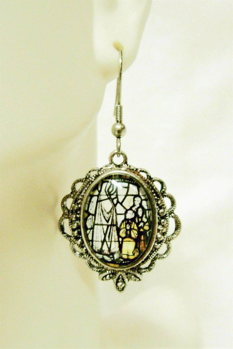 Unsere Liebe Frau Von Fatima Glasfenster Ohrringe - Ap06-148 von Gwendysgems