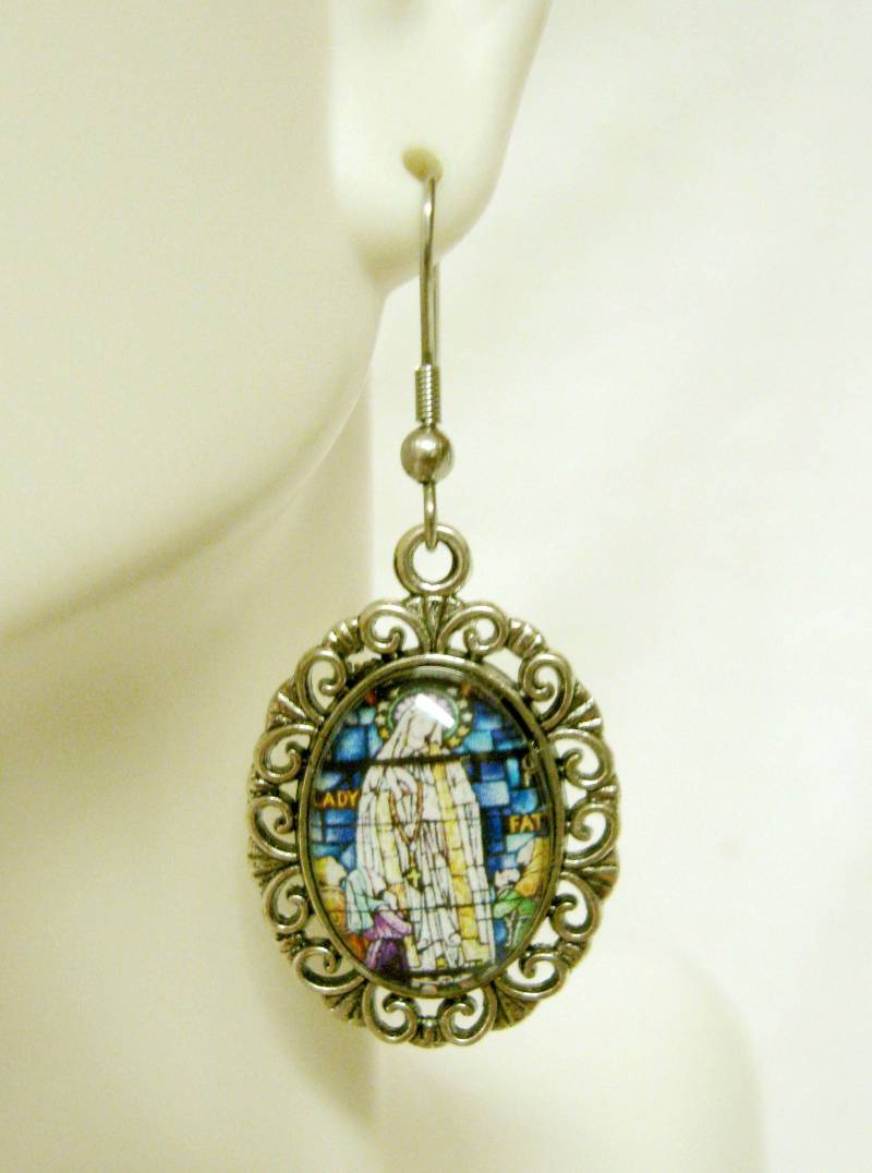 Unsere Liebe Frau Von Fatima Glasfenster Ohrringe - Ap07-233 von Gwendysgems