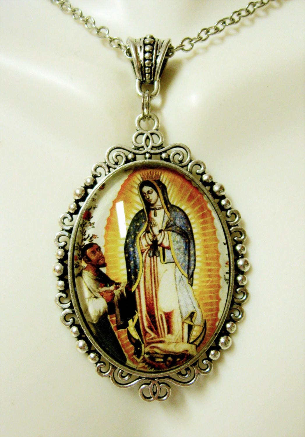 Unsere Liebe Frau Von Guadalupe Mit Juan Diego Anhänger Und Kette - Ap09-202 von Gwendysgems