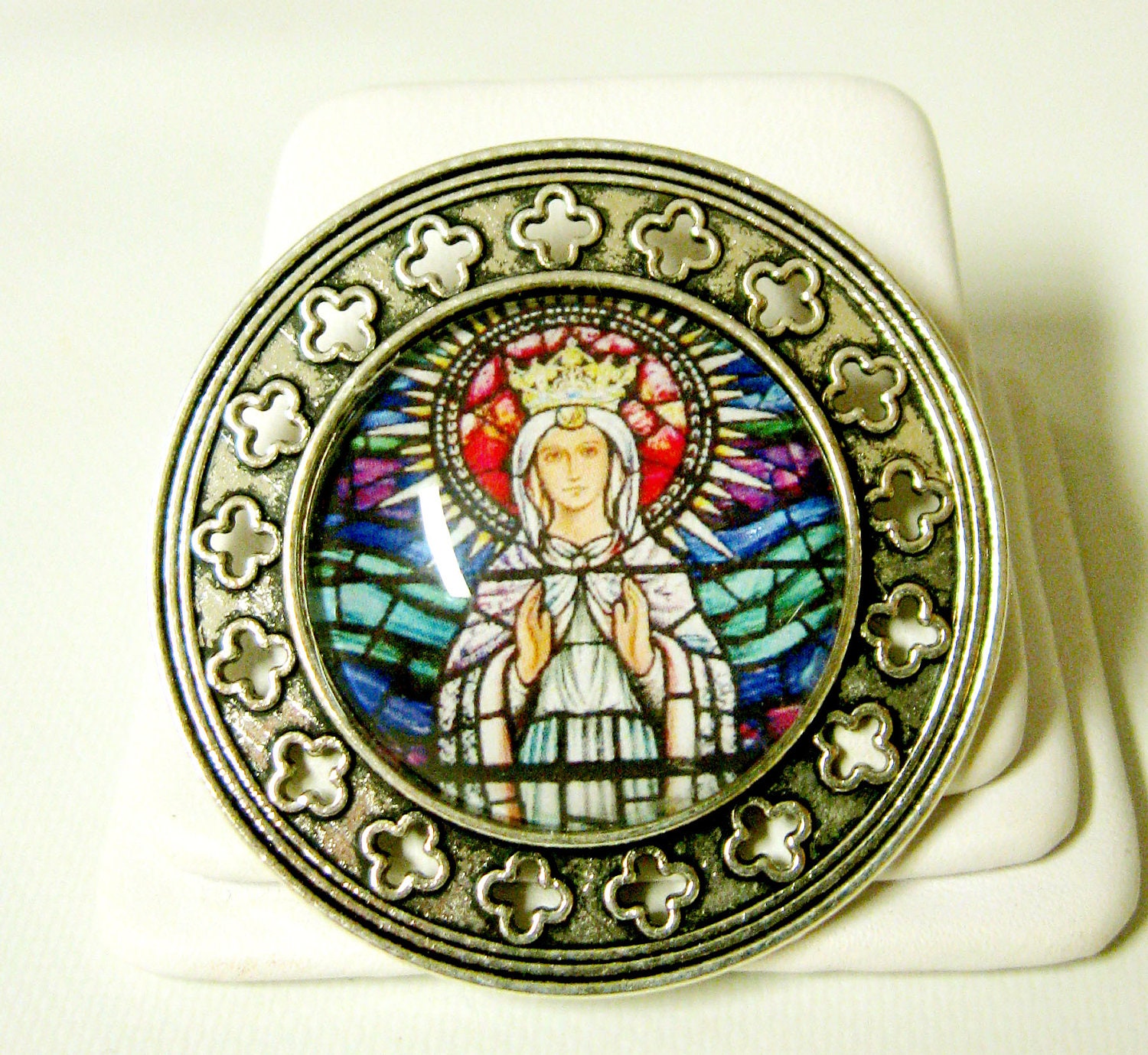 Unsere Liebe Frau Von Knock Glasmalerei-Fenster Pin/Brosche - Br10-081 von Gwendysgems