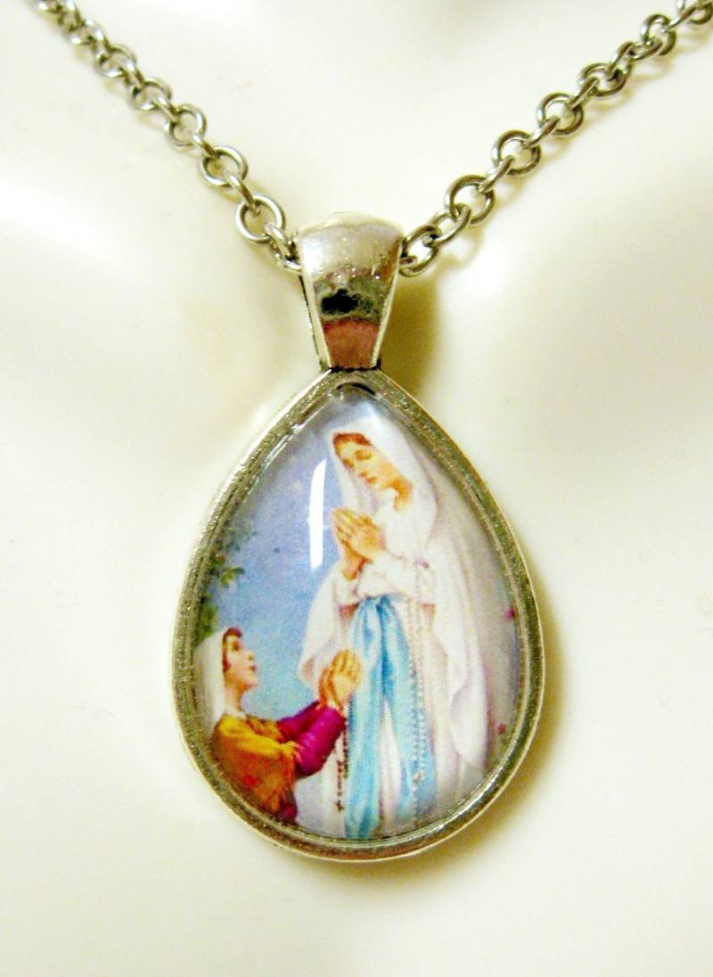 Unsere Liebe Frau Von Lourdes Und Die Heilige Bernadette Teardrop Anhänger Kette - Ap02-116 von Gwendysgems
