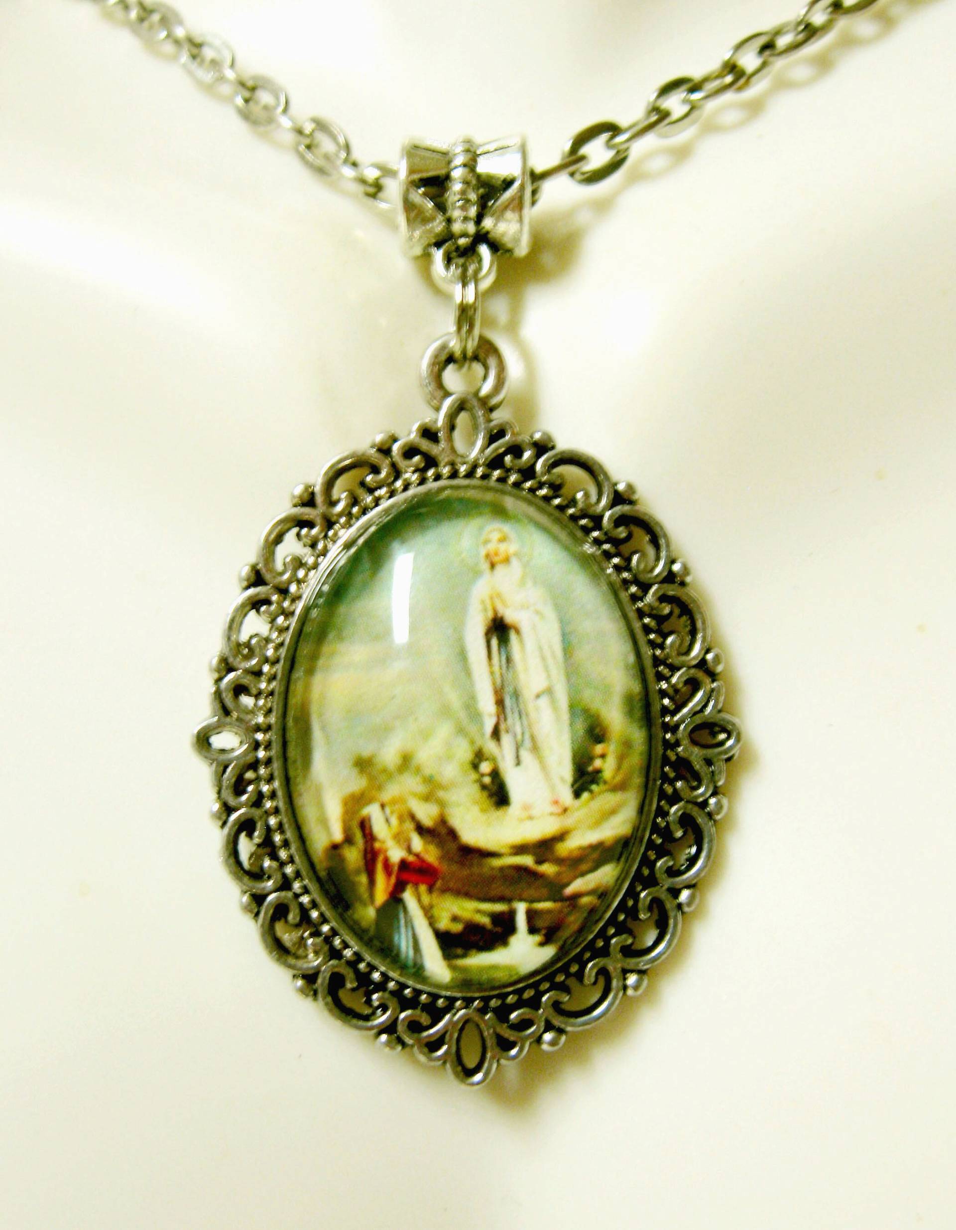 Unserer Lieben Frau Von Lourdes Anhänger Und Kette - Ap05-332 von Gwendysgems