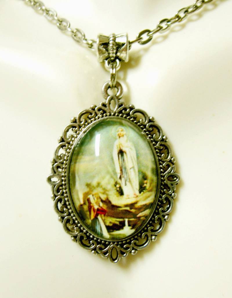 Unserer Lieben Frau Von Lourdes Anhänger Und Kette - Ap05-332 von Gwendysgems