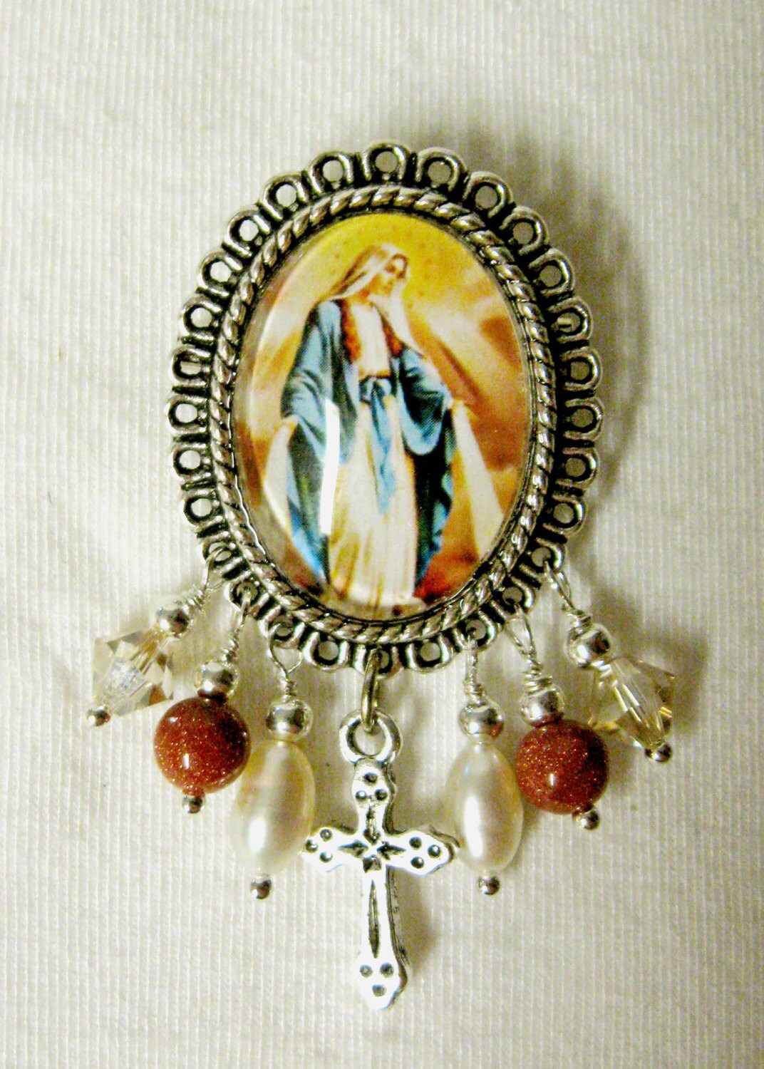 Wunderbare Medaillenbrosche - Br05-104 von Gwendysgems