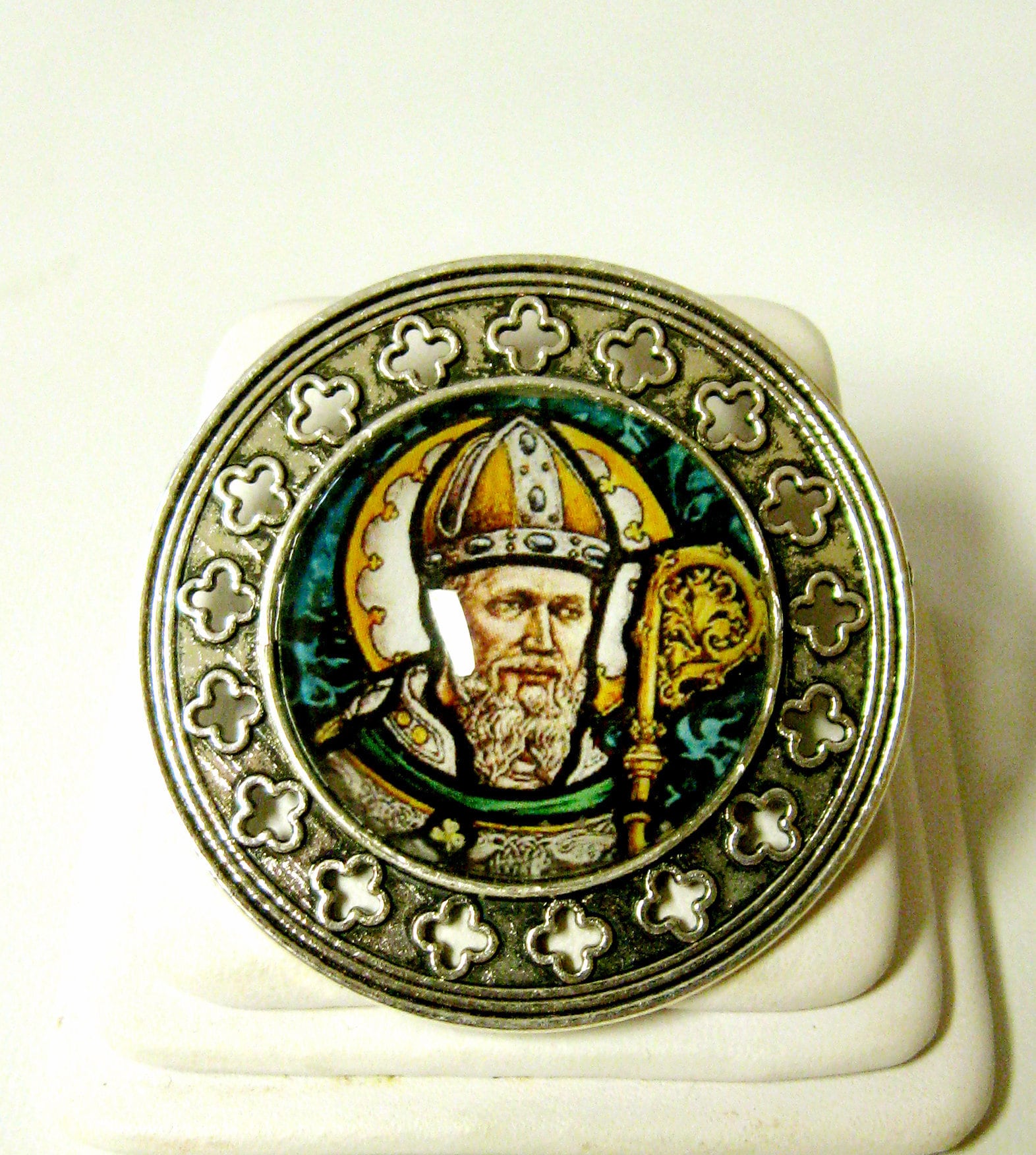 st Patrick Buntglas Fenster Pin/Brosche - Br10-076 von Gwendysgems