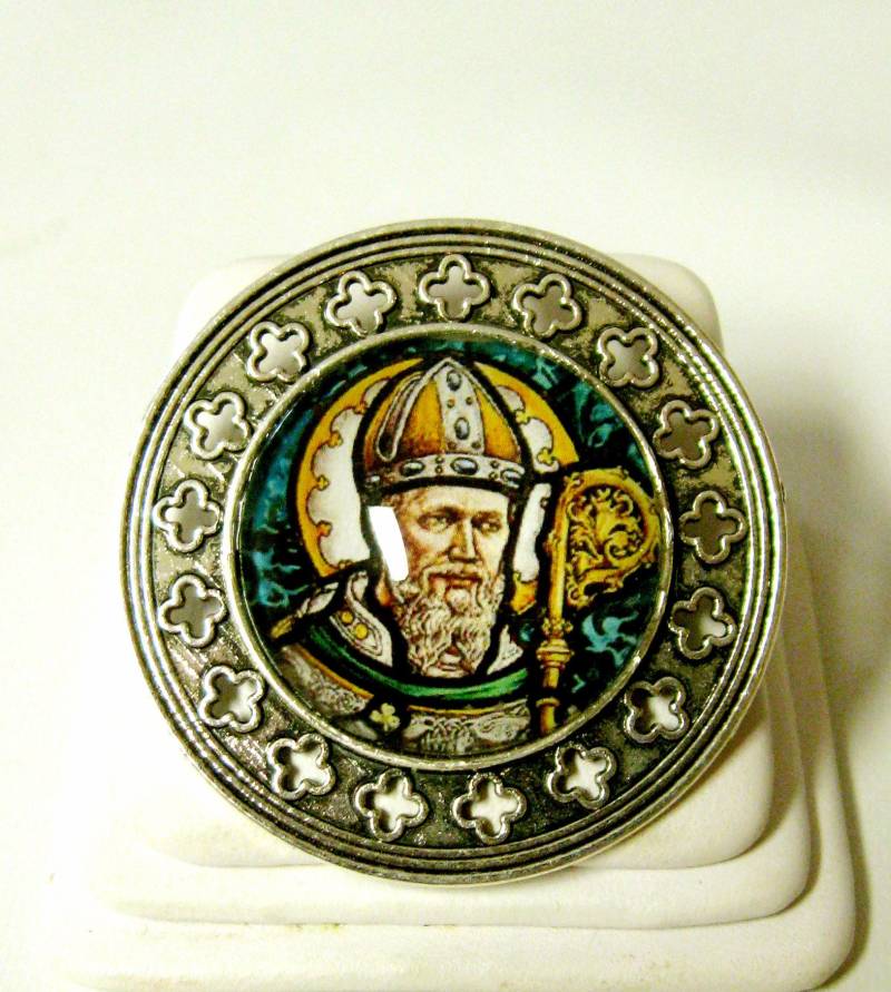 st Patrick Buntglas Fenster Pin/Brosche - Br10-076 von Gwendysgems