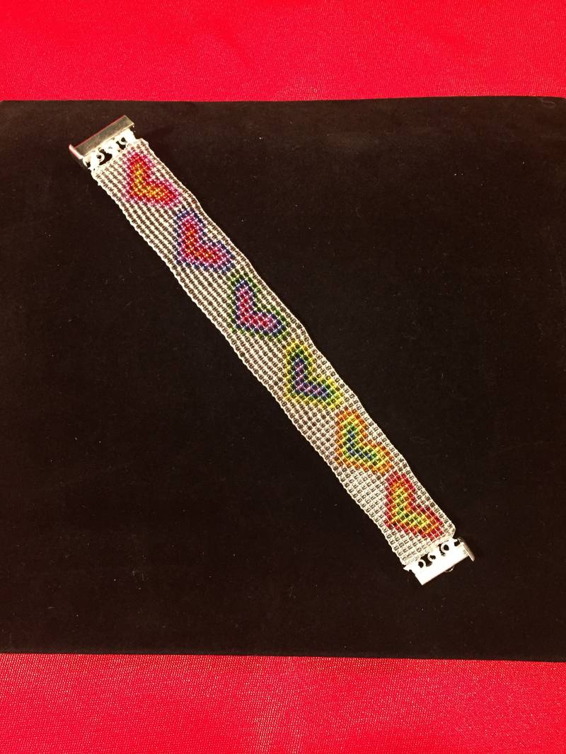 Klares Regenbogen-Herz Gewebte Perlenarmband Klares Regenbogen-Herz Gewebte Perlenarmband von GwensGemsByGWolfram
