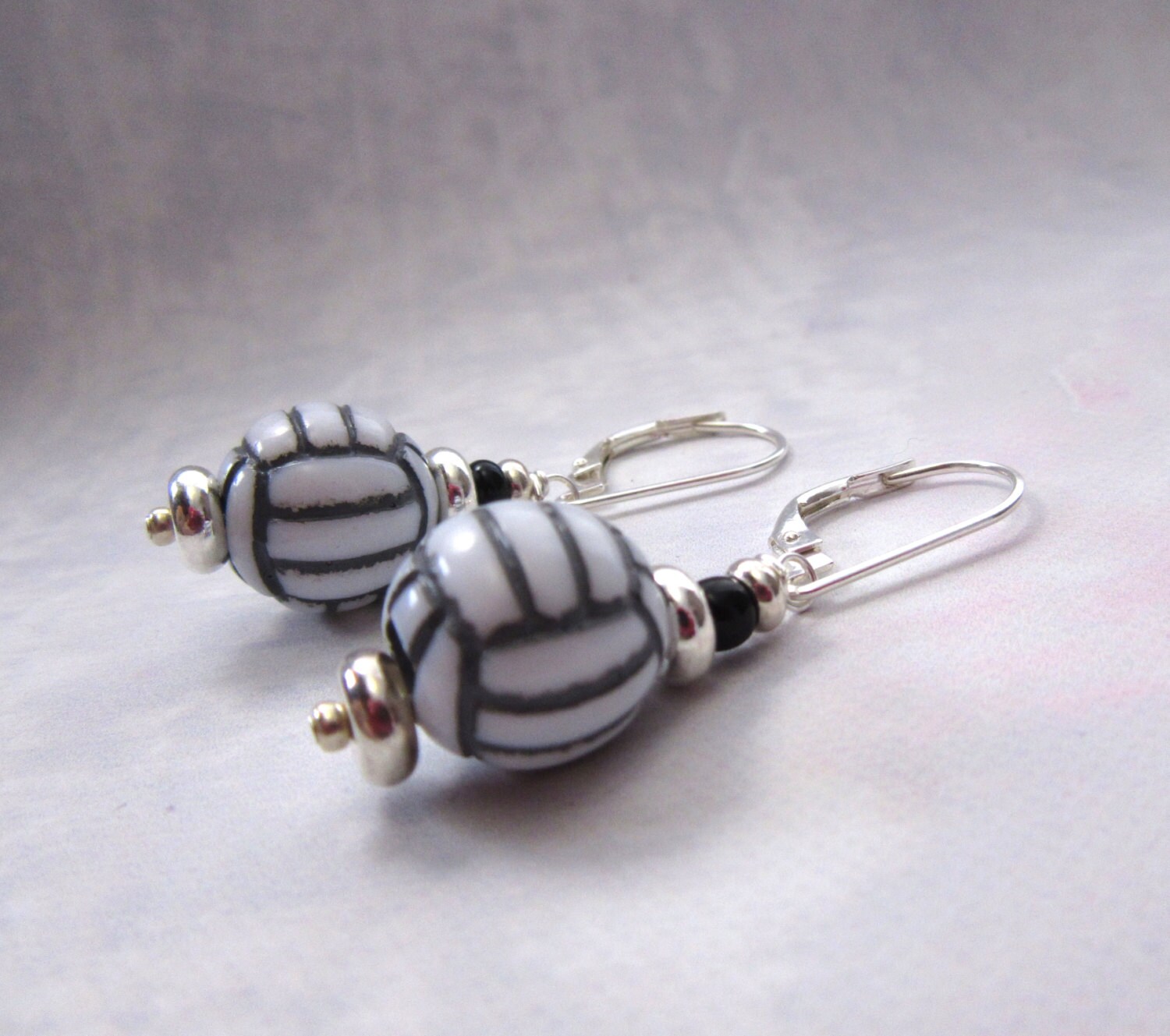 Beachvolleyball-Ohrringe Handgefertigte Sterlingsilber - Sportschmuck von Gwynstone