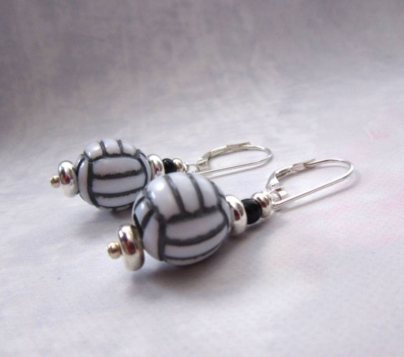 Beachvolleyball-Ohrringe Handgefertigte Sterlingsilber - Sportschmuck Beachvolleyball-Ohrringe Handgefertigte Sterlingsilber - Sportschmuck von Gwynstone