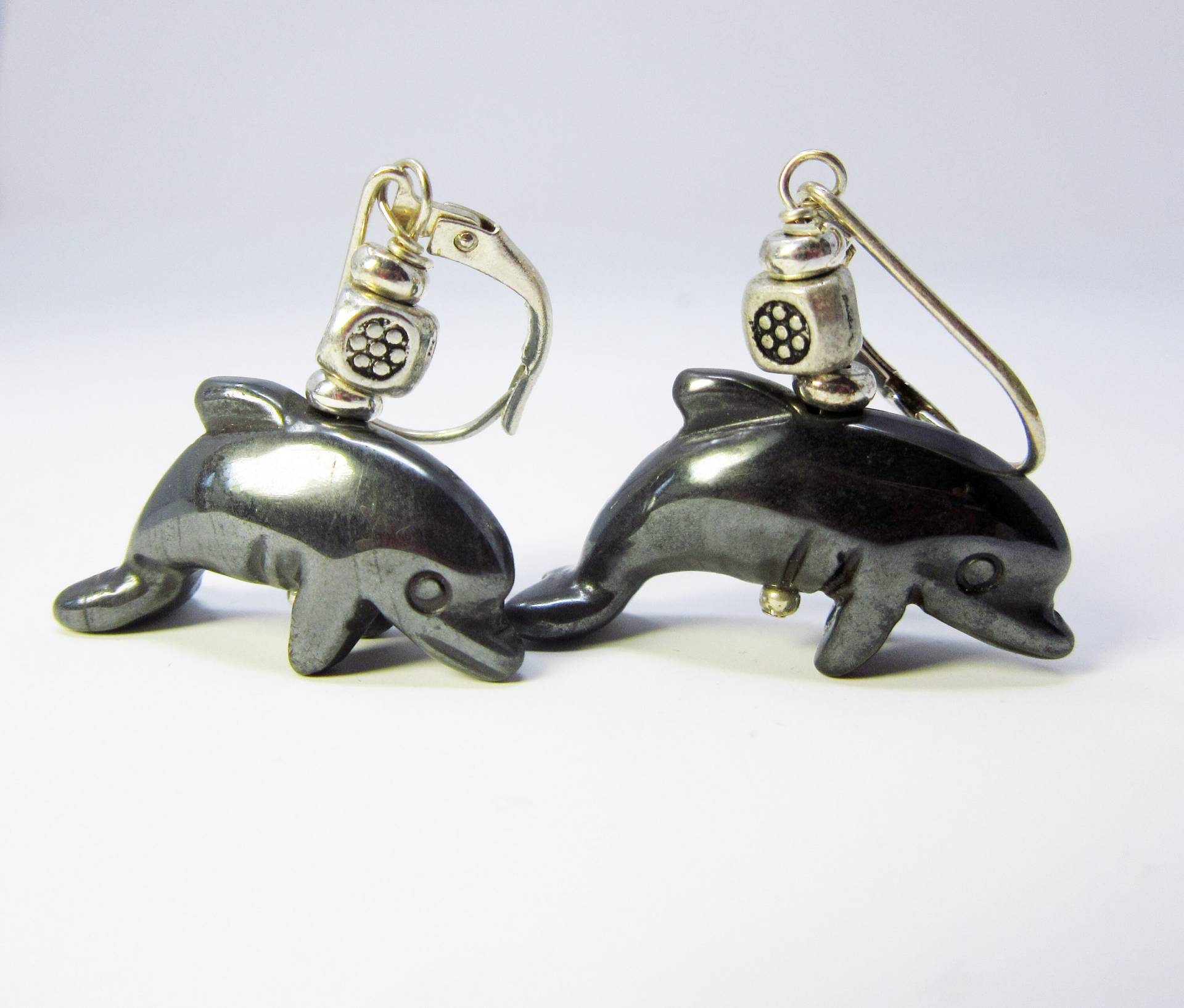 Delfin Stein Ohrringe - Handgefertigtes Hämatit Schmuck Für Tierliebhaber Geschenk Fröhlicher Und Geerdeter Delfinliebhaber von Gwynstone