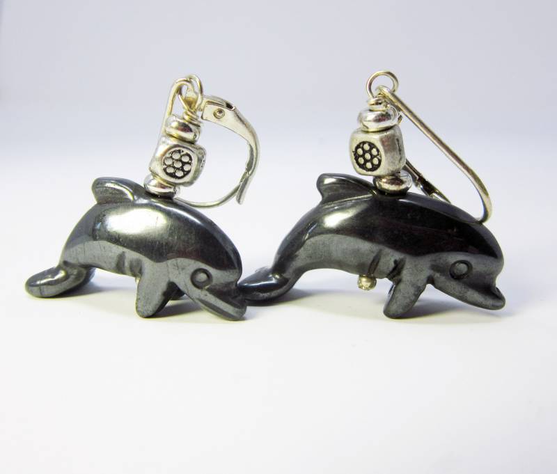 Delfin Stein Ohrringe - Handgefertigtes Hämatit Schmuck Für Tierliebhaber Geschenk Fröhlicher Und Geerdeter Delfinliebhaber Delfin Stein Ohrringe - Handgefertigtes Hämatit Schmuck Für Tierliebhaber Geschenk Fröhlicher Und Geerdeter Delfinliebhaber von Gwynstone