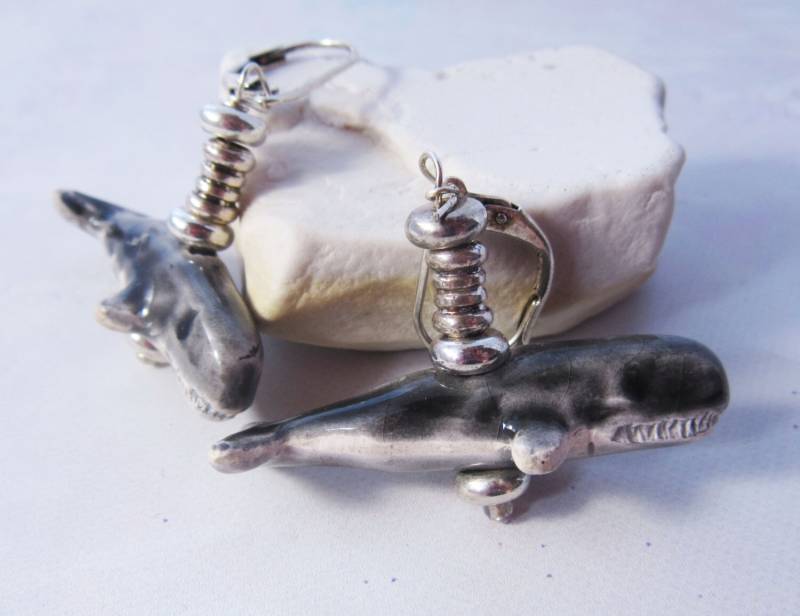 Handbemalte Pottwal-Ohrringe Sterling Silber Ozean Schmuck von Gwynstone