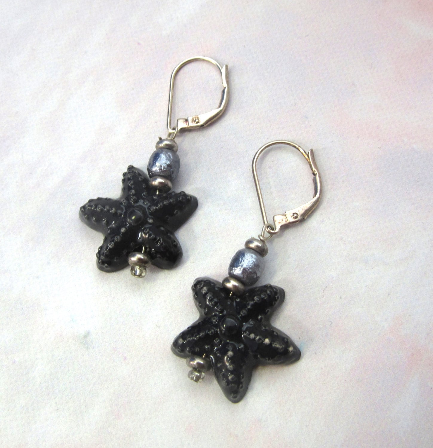 Handbemalte Seestern Ohrringe Mit Süßwasserperle Topper - Boho Style Hängeohrringe Ocean Lover Geschenk Sterling Silber Brisuren von Gwynstone