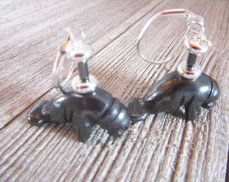 Handgefertigte Hämatit Seekuh Ohrringe - Tier Thema Handwerker Schmuck, Meer Leben Ohrringe, Geschenk Für Tierliebhaber, Einzigartige Handmade von Gwynstone