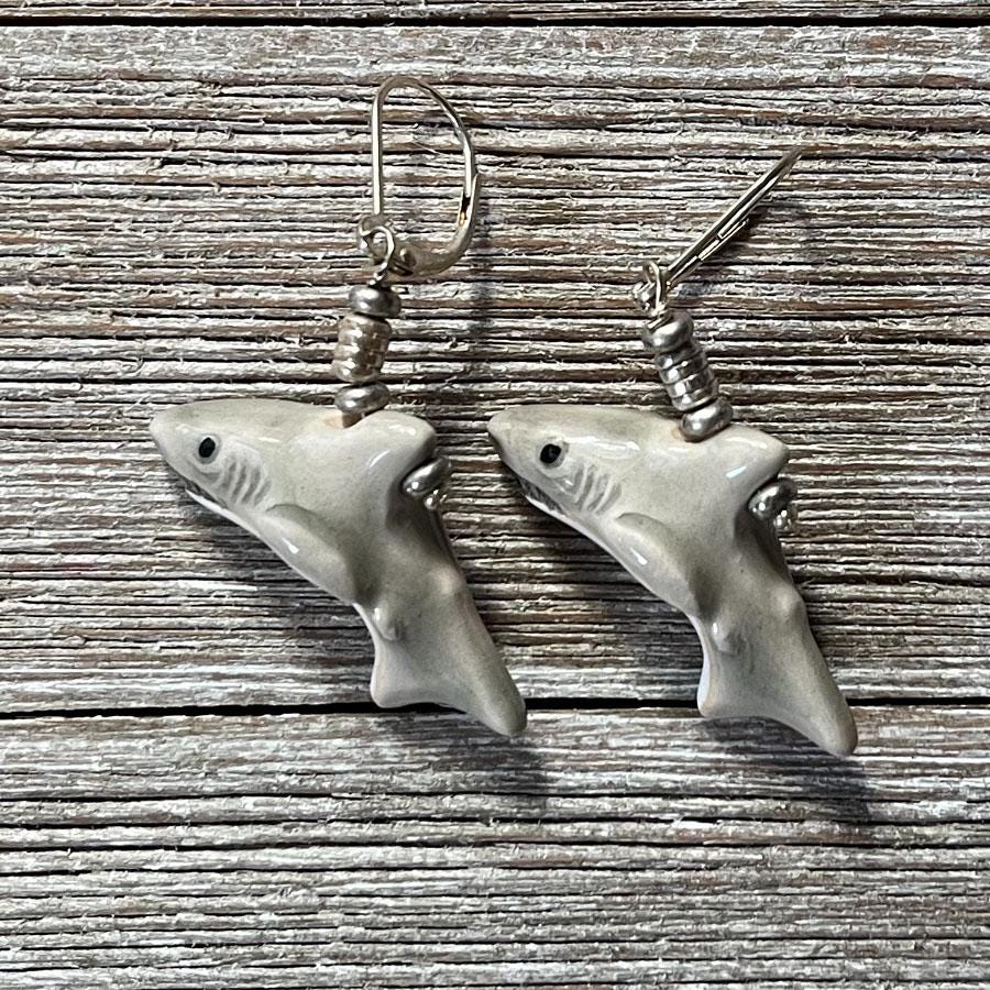 Handgefertigte Keramik Hai Ohrringe Lever Back Schmuck von Gwynstone