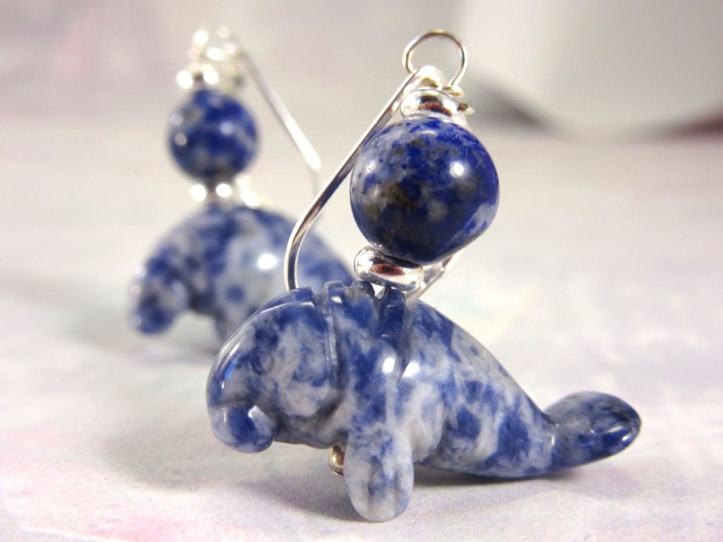 Handgefertigte Ohrringe Mit Blauer Stein - Seekuh Sodalith Ohrstecker, Strand Schmuck von Gwynstone