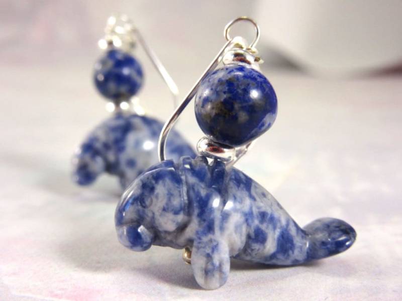 Handgefertigte Ohrringe Mit Blauer Stein - Seekuh Sodalith Ohrstecker, Strand Schmuck Handgefertigte Ohrringe Mit Blauer Stein - Seekuh Sodalith Ohrstecker, Strand Schmuck von Gwynstone