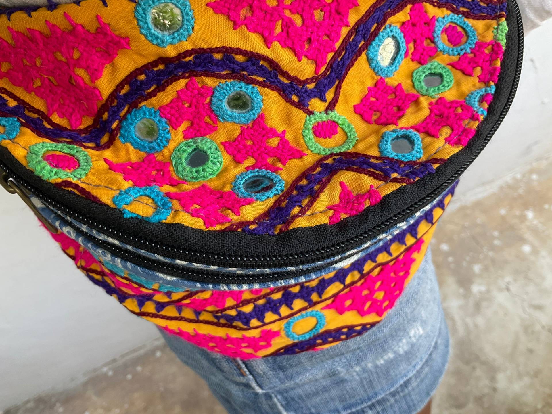 Bestickte Boho Gürteltasche Für Festivals Und Reisen Vintage-Inspirierte Bunte Hippie Kleine Tasche Mit Lebendigen Stickereien von Gyaki