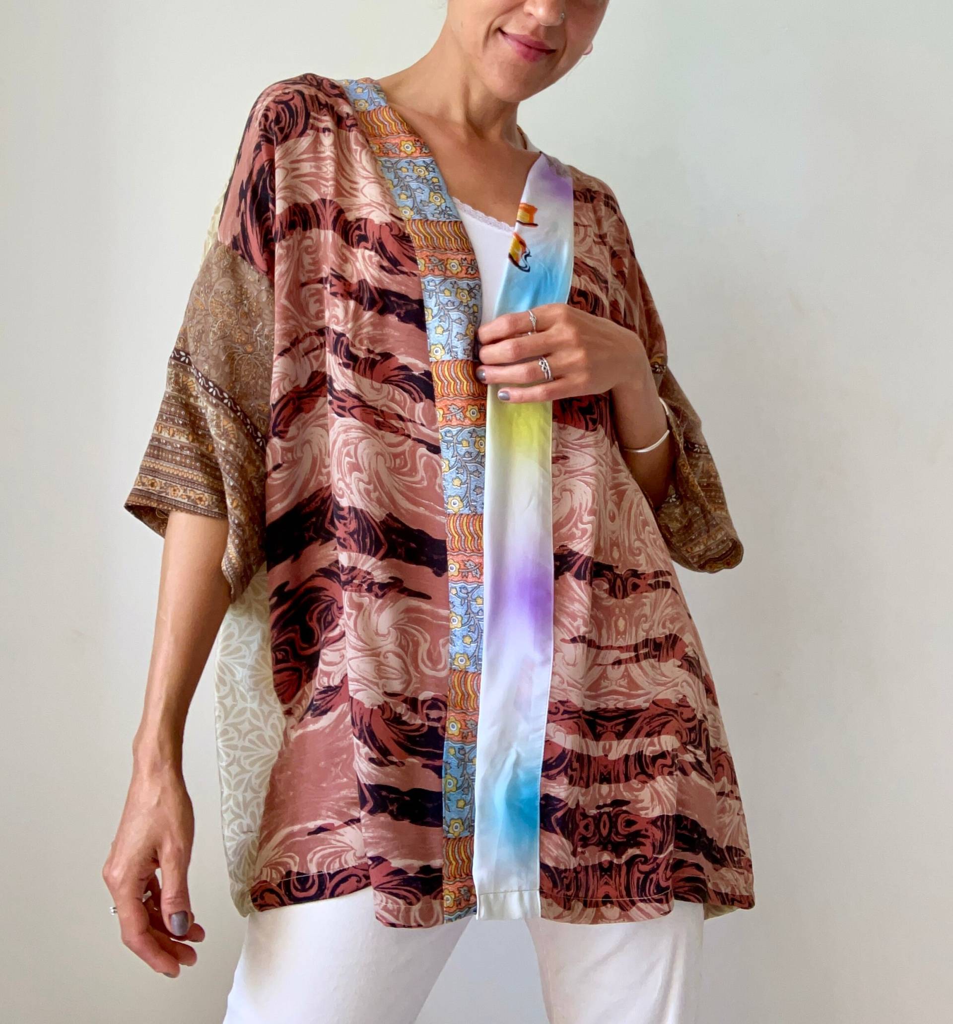 Buntes Patchwork Hemd Im Retro Stil Hippie Over Top Boho Seidenbluse Für Urlaub Oversized Party Bluse Bequem Free Size Strand Outfit von Gyaki