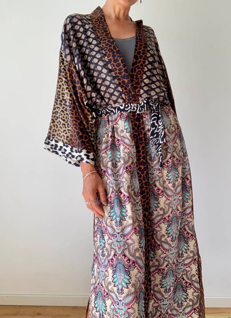 Patchwork Bodenlanger Morgenmantel Kimono Seidiger Staubwedel Trendiger Boho Alltagsmantel Schimmer Upcycled Cover Up Streetstyle Maxi Duster Topper von Gyaki