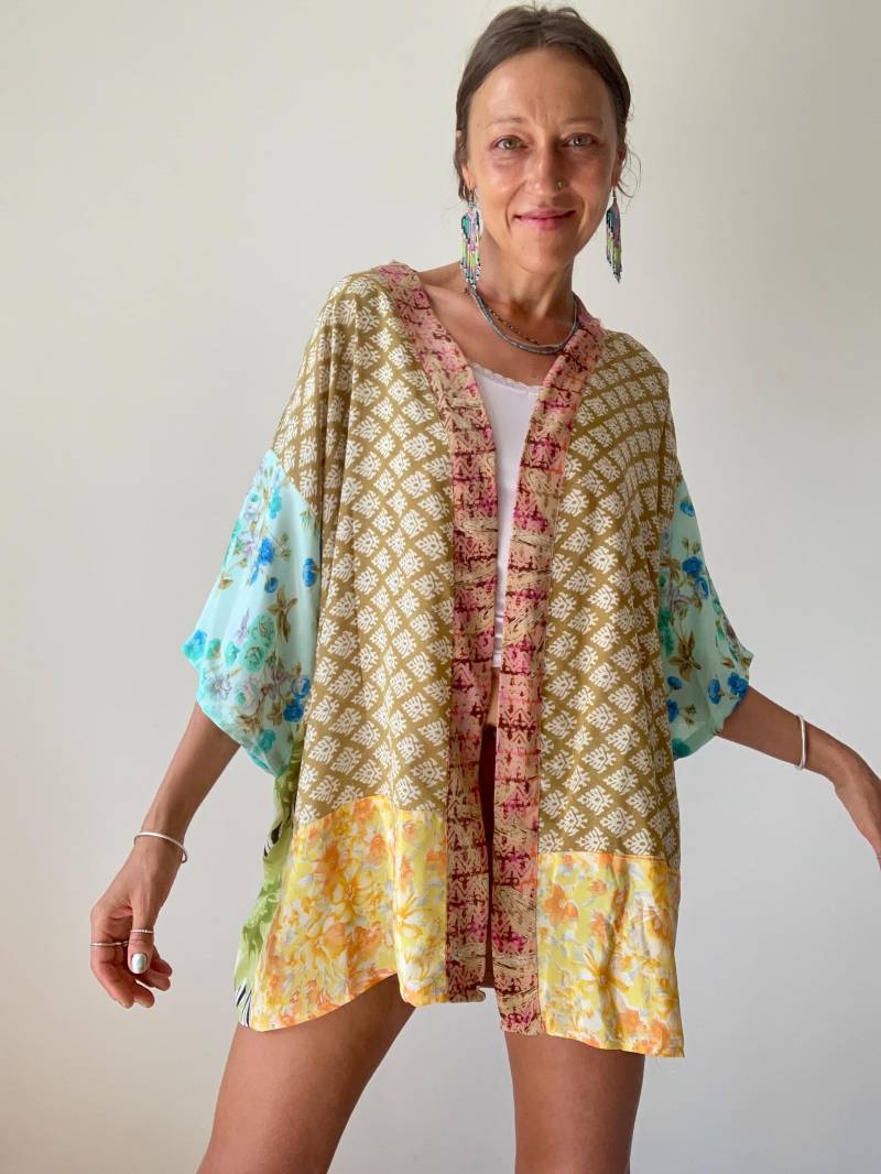 Patchwork Seidige Bluse Free Size Unisex Locker Funky Kimono Shirt Coole Party Fließendes Oversized Top Hippie Boho Upcycled Bequemes Offenes von Gyaki