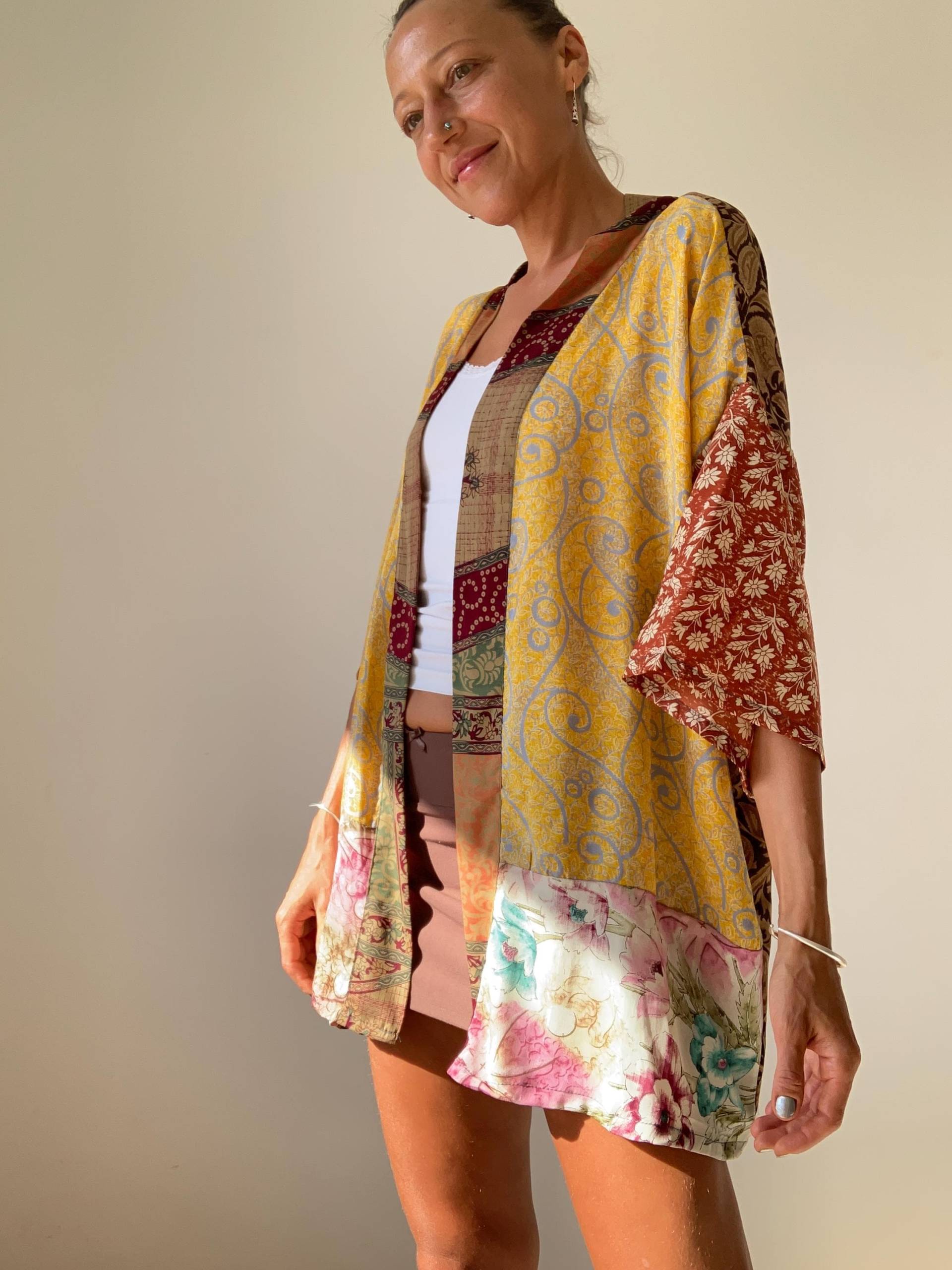 Flippiges Shirt Kurzes Patchwork Kimono Extra Großes Top Mit Offener Front Boho Hippie Party Bluse Oversized Free Size Für Urlaub Und Beach von Gyaki