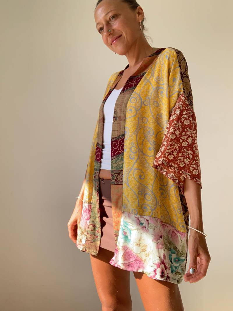 Flippiges Shirt Kurzes Patchwork Kimono Extra Großes Top Mit Offener Front Boho Hippie Party Bluse Oversized Free Size Für Urlaub Und Beach von Gyaki