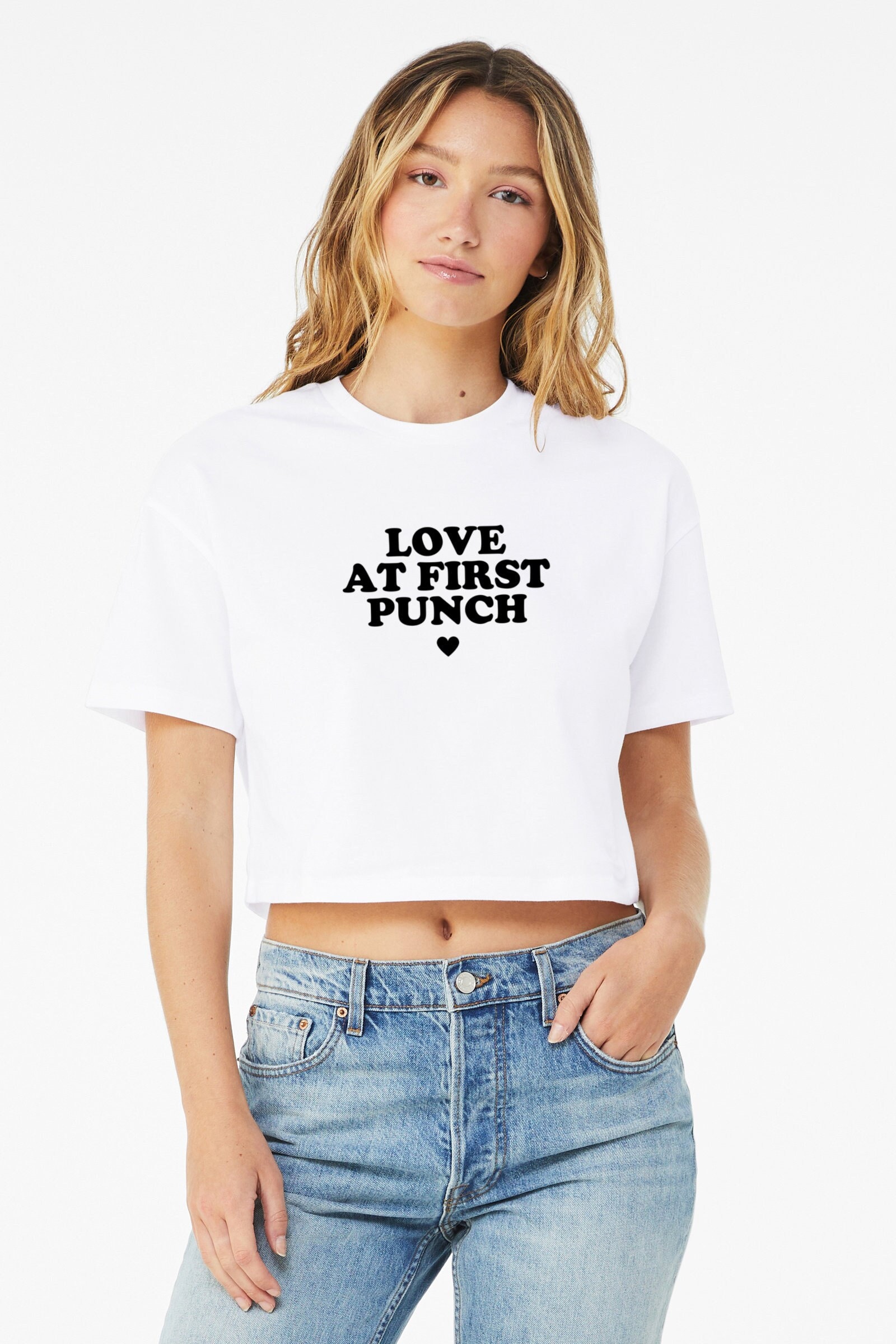 Boxen Shirt | Crop Top Geschenk Für Sie Workout-Crop-Top Muay Thai T-Shirt Liebe Auf Den Ersten Schlag von GymWeekendApparel