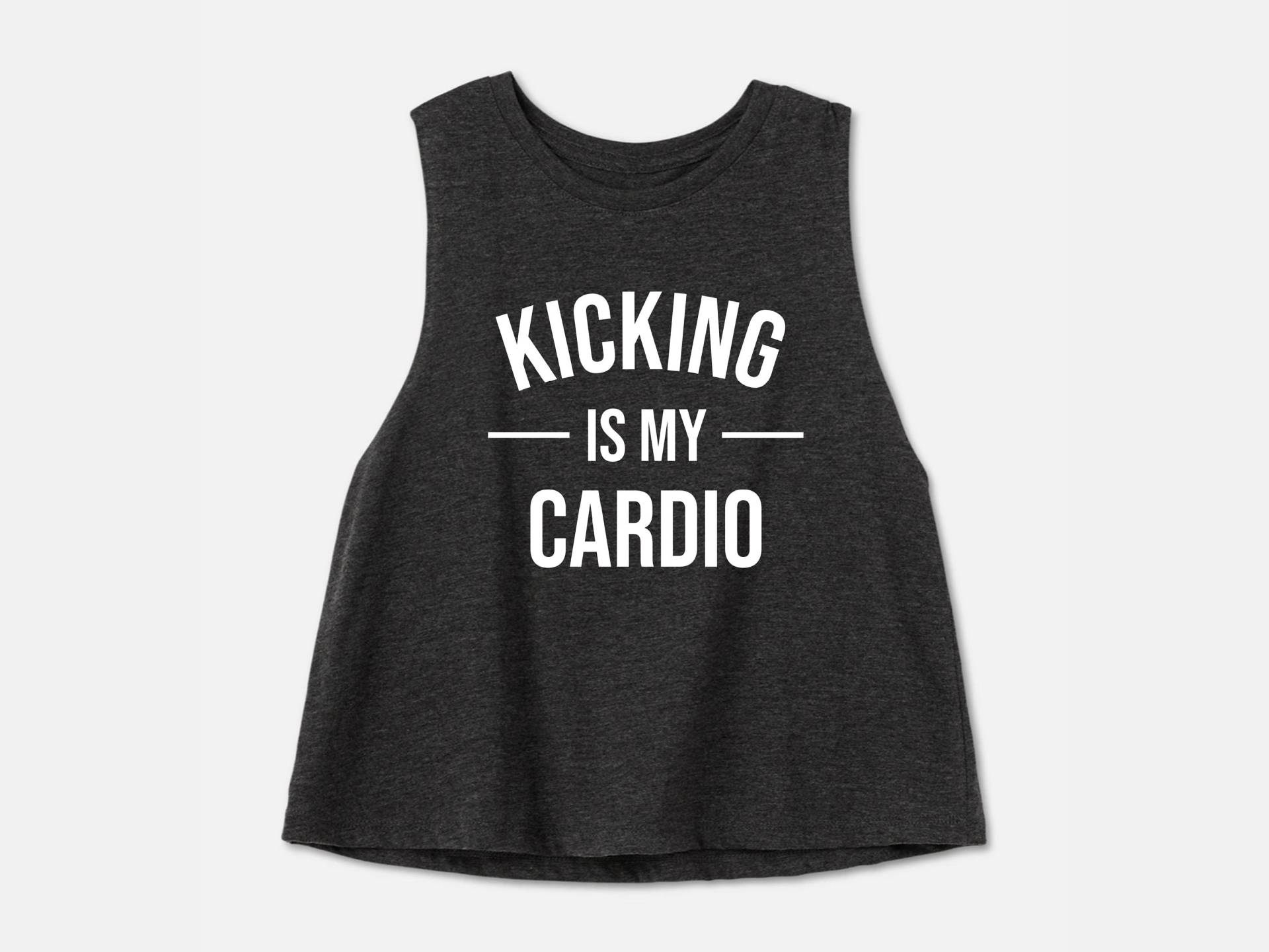 Kickboxen Crop Top | Tank Damen-Trainingstank Lustiges Gym-Shirt Treten Ist Mein Cardio von GymWeekendApparel