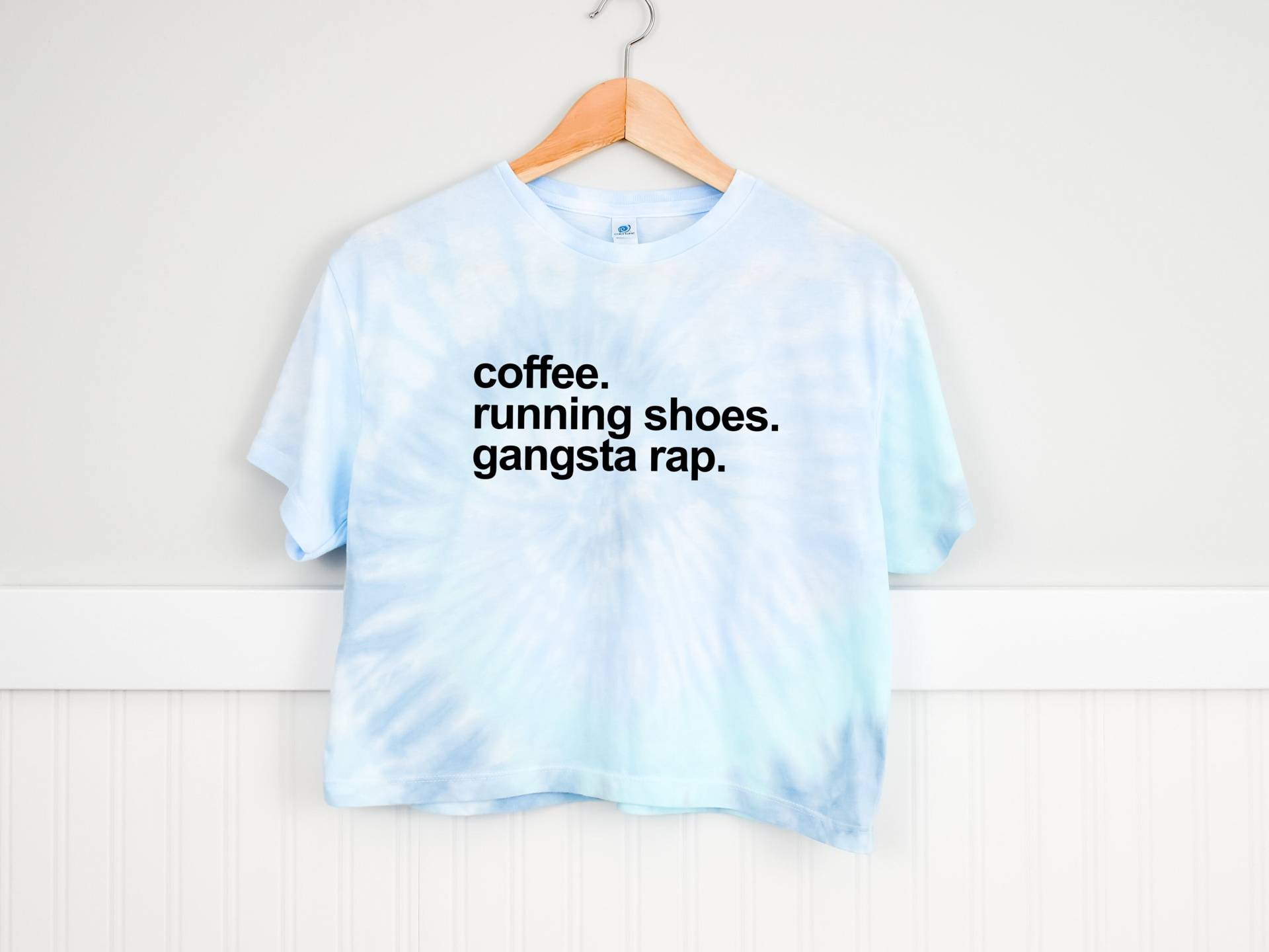 Laufshirt | Laufendes Crop Top Geschenk Marathon-Läufer 5K Shirt Kaffee Laufschuhe Gangsta Rap von GymWeekendApparel