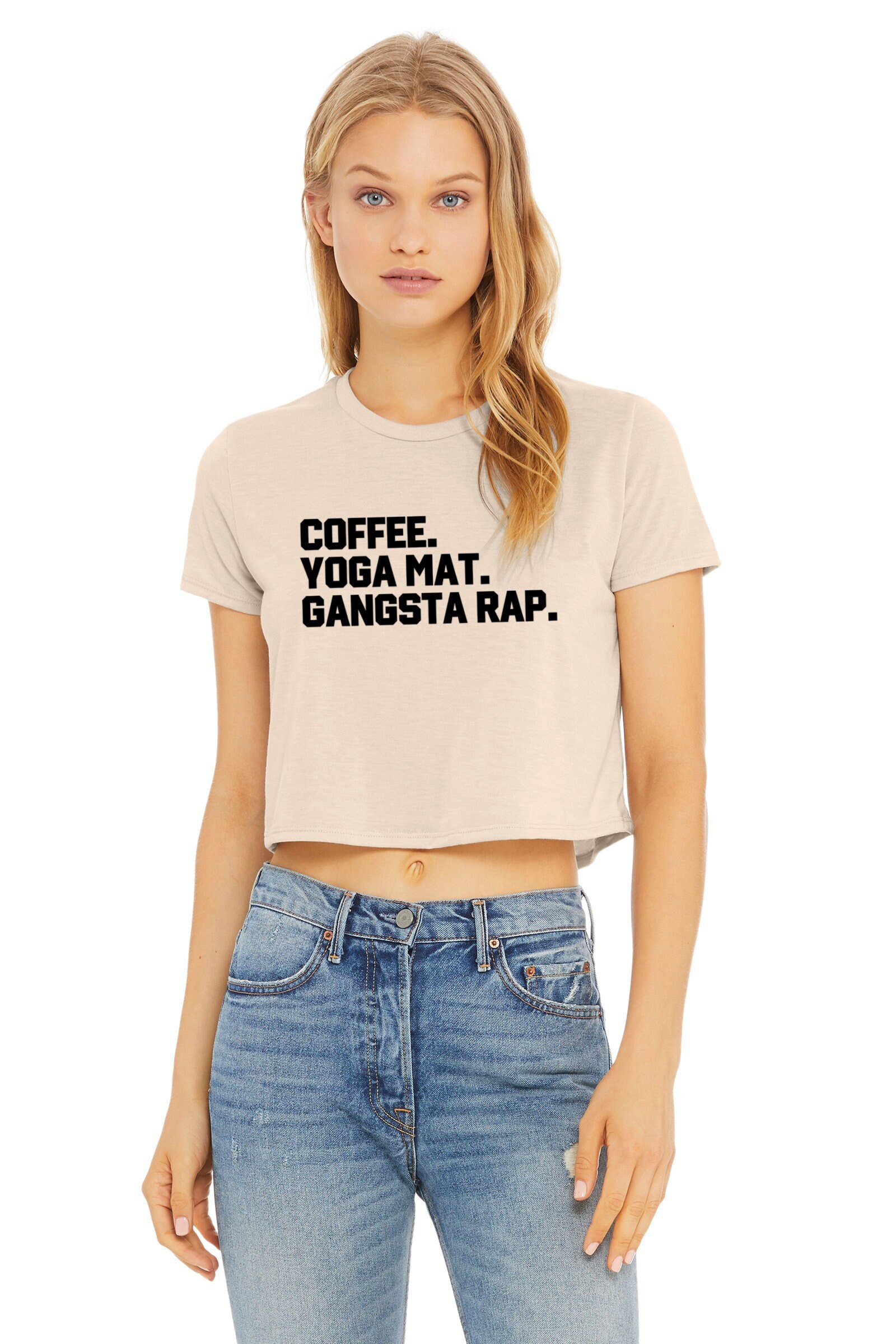 Yoga Shirt Damen | Lehrer Geschenk Yoga-Liebhaber Heißes Yoga-Crop-Top Kaffee Yogamatte Gangsta Rap von GymWeekendApparel