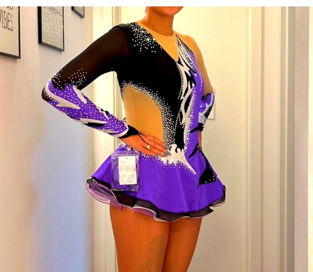 Purple Schwarz Showtanzkleid Tanzmariechen Kleid Karnevalkleid Rock'n Roll Eiskunstlaufkleid Für Eiskunstlaufen Kürkleid Twirling Purple Schwarz Showtanzkleid Tanzmariechen Kleid Karnevalkleid Rock'n Roll Eiskunstlaufkleid Für Eiskunstlaufen Kürkleid Twirling von Gymcostumes