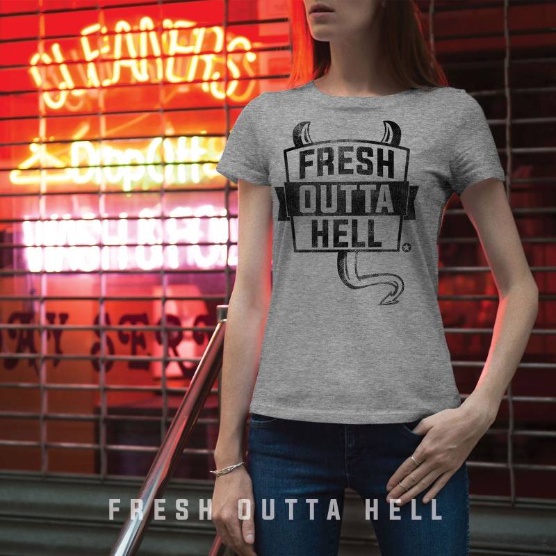 Bad Girls Outfit 1. Frisch Aus Der Hölle T-Shirt, Weiblicher Schnitt Bad Girls Outfit 1. Frisch Aus Der Hölle T-Shirt, Weiblicher Schnitt von GymishLifestyle