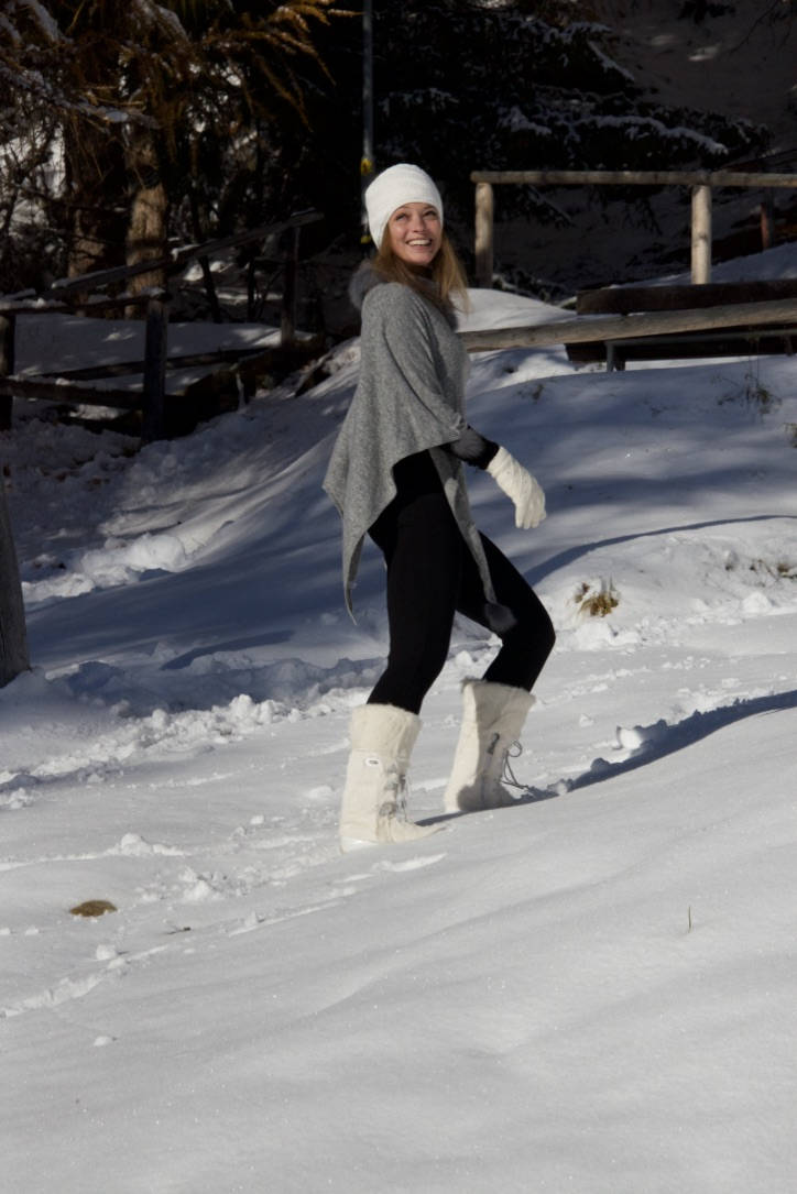 Grauen Poncho Mit Fell - Gry Kragen Pelzkragen Grauen Poncho Mit Fell - Gry Kragen Pelzkragen von GypsetDream