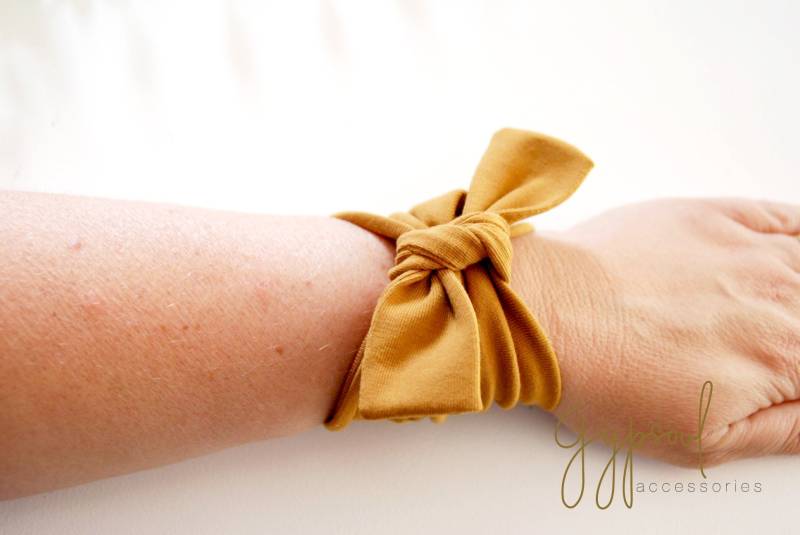 Solide Ocher Bogen Twist Handgelenk Manschette Dunkler Senf Armband Mode-Accessoire Frauen Teens Tattoo Cover Wrap Stoff Schmuck von Gypsoulstudio