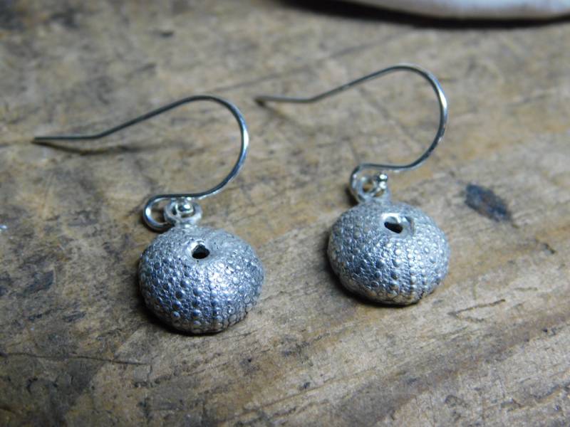 sterling Silber Kleine Seeigel Baumeln Haken Ohrringe. Verlorene Form. Solide Ohrringe von GypsyCarnivale