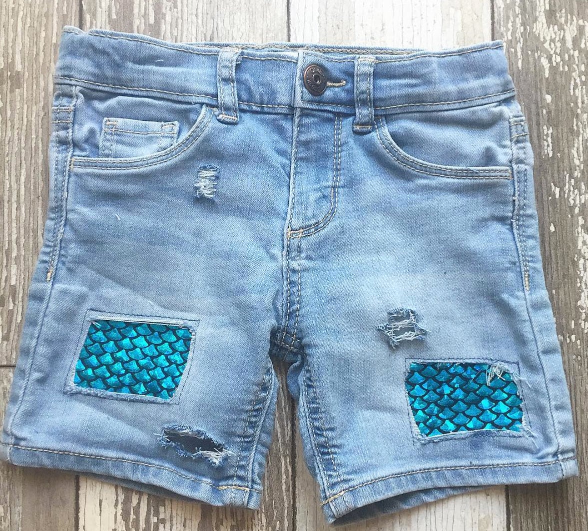 Abgenutzter Denim Mit Stoffpatches Abgenutzter Denim Mit Stoffpatches von GypsyDreamingDenim