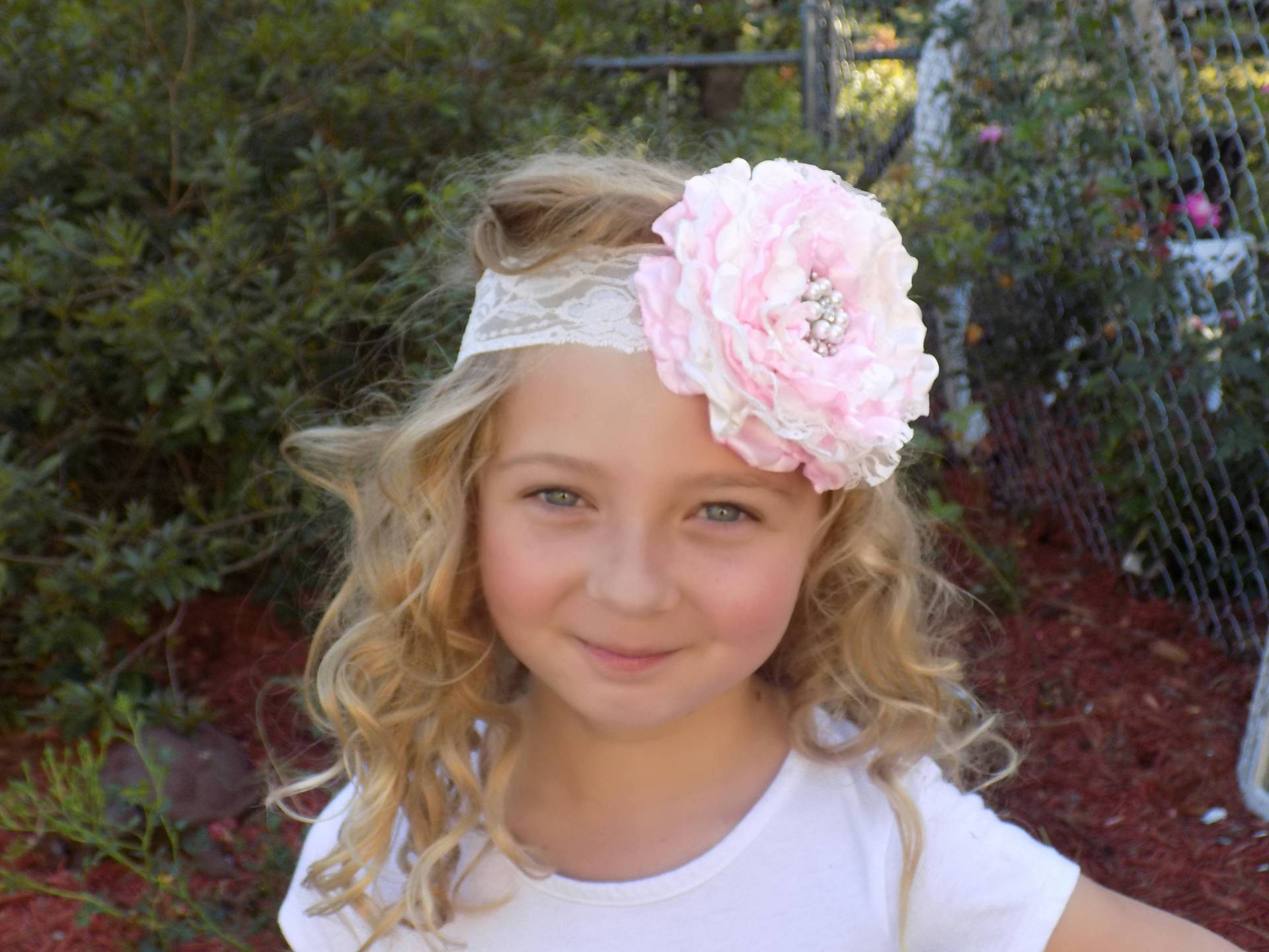 Schöne Rosa Und Weißem Satin Spitze Rose Pfingstrose Stirnband Nach Maß Schöne Rosa Und Weißem Satin Spitze Rose Pfingstrose Stirnband Nach Maß von GypsyLassBoutique
