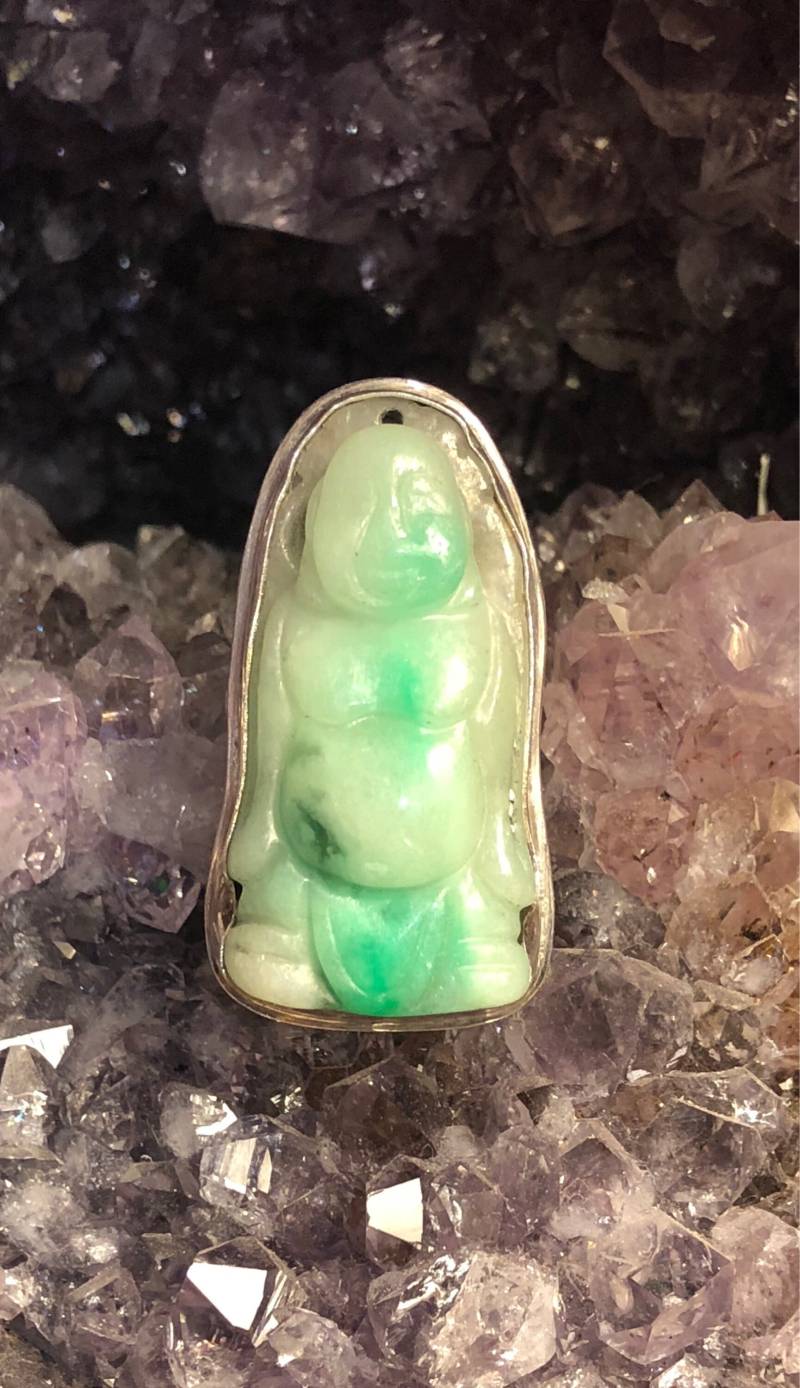 Antike Geschnitzte Lichtdurchlässige Apfelgrüne Jade Stein Buddha Amulett in Einem Massiven Sterling Silber Vintage Ring von GypsyRoadStudio